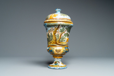 Een polychrome dekselurne, Castelli, Itali&euml;, 18e eeuw