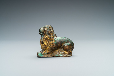 Un mod&egrave;le d'un lion couch&eacute; en bronze dor&eacute;, France, 14&egrave;me
