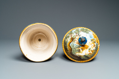 Een polychrome dekselurne, Castelli, Itali&euml;, 18e eeuw