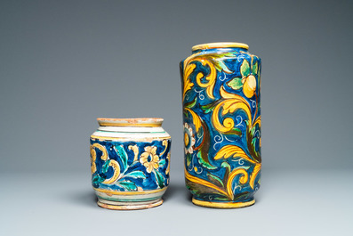 Deux albarelli en majolique italienne polychrome, Caltagirone, 18/19&egrave;me