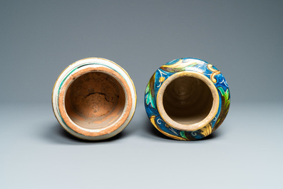 Deux albarelli en majolique italienne polychrome, Caltagirone, 18/19&egrave;me