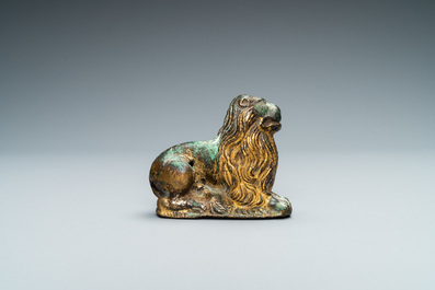 Un mod&egrave;le d'un lion couch&eacute; en bronze dor&eacute;, France, 14&egrave;me