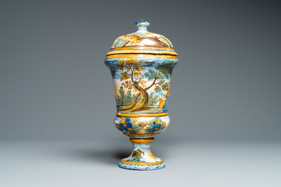Een polychrome dekselurne, Castelli, Itali&euml;, 18e eeuw