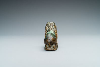 Un mod&egrave;le d'un lion couch&eacute; en bronze dor&eacute;, France, 14&egrave;me
