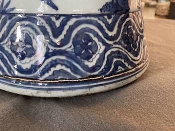 Een grote keizerlijke Chinese blauw-witte 'zun' vaas, Wanli merk en periode