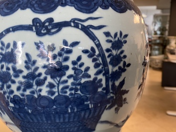 Een grote keizerlijke Chinese blauw-witte 'zun' vaas, Wanli merk en periode