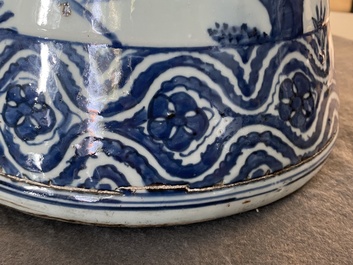 Een grote keizerlijke Chinese blauw-witte 'zun' vaas, Wanli merk en periode