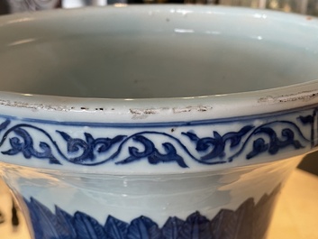Een grote keizerlijke Chinese blauw-witte 'zun' vaas, Wanli merk en periode