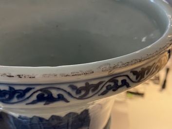 Een grote keizerlijke Chinese blauw-witte 'zun' vaas, Wanli merk en periode