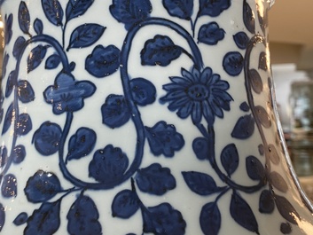 Een grote keizerlijke Chinese blauw-witte 'zun' vaas, Wanli merk en periode