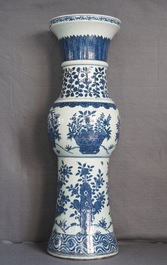 Een grote keizerlijke Chinese blauw-witte 'zun' vaas, Wanli merk en periode