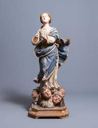 Une grande statue de la Vierge de l&rsquo;Assomption en bois sculpt&eacute;, polychrom&eacute; et dor&eacute; aux yeux en verre, Italie, 17&egrave;me