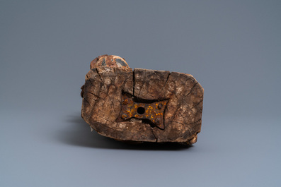 Une statue d'une Vierge &agrave; l&rsquo;enfant en bois sculpt&eacute; et polychrom&eacute;, 17/18&egrave;me