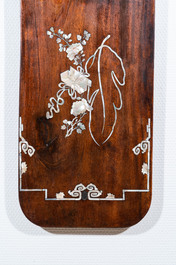 Een paar grote Vietnamese met parelmoer ingelegde houten plaques, 19e eeuw