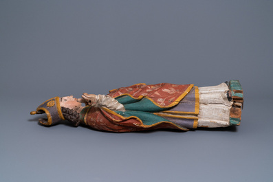 Une grande statue d'un &eacute;v&ecirc;que en ch&ecirc;ne sculpt&eacute; et polychrom&eacute;, 16&egrave;me