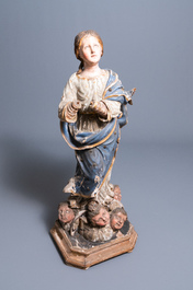 Une grande statue de la Vierge de l&rsquo;Assomption en bois sculpt&eacute;, polychrom&eacute; et dor&eacute; aux yeux en verre, Italie, 17&egrave;me