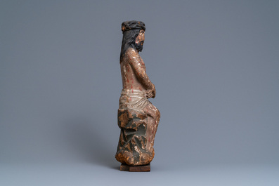 Een gepolychromeerde lindenhouten of populieren figuur van Christus op de koude steen, Duitsland, 15e eeuw