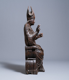 Une grande statue d'un &eacute;v&ecirc;que en ch&ecirc;ne sculpt&eacute;, r&eacute;gion de Brabant ou Limbourg, Pays-Bas du Sud, vers 1530