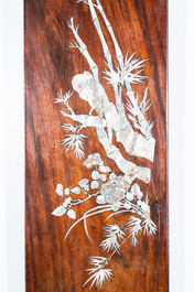 Een paar grote Vietnamese met parelmoer ingelegde houten plaques, 19e eeuw