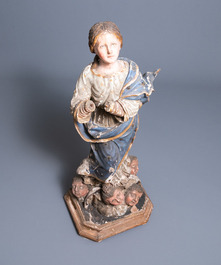 Une grande statue de la Vierge de l&rsquo;Assomption en bois sculpt&eacute;, polychrom&eacute; et dor&eacute; aux yeux en verre, Italie, 17&egrave;me