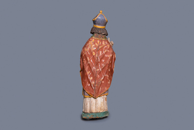 Une grande statue d'un &eacute;v&ecirc;que en ch&ecirc;ne sculpt&eacute; et polychrom&eacute;, 16&egrave;me