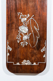 Een paar grote Vietnamese met parelmoer ingelegde houten plaques, 19e eeuw