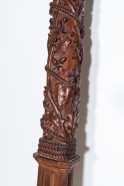 Een mahoniehouten bootsmast met eikenranken, Frankrijk of Itali&euml;, 18e eeuw