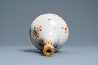 A Dutch-decorated Kakiemon-style Japanese Arita apothecary flask, Edo, 17/18th C.