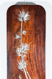 Een paar grote Vietnamese met parelmoer ingelegde houten plaques, 19e eeuw
