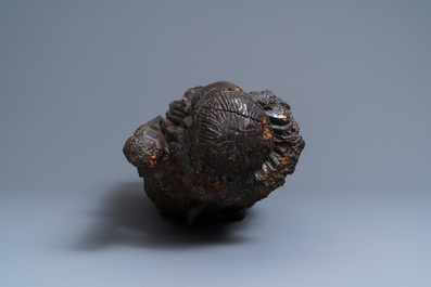 Een eikenhouten figuur van een engel met de passiewerktuigen, Brabant, vroeg 15e eeuw
