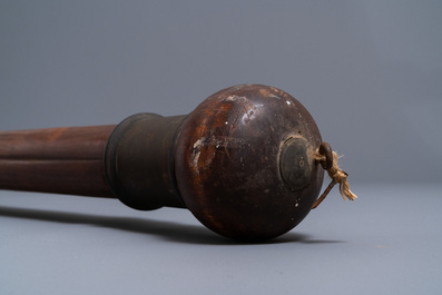 Een mahoniehouten bootsmast met eikenranken, Frankrijk of Itali&euml;, 18e eeuw