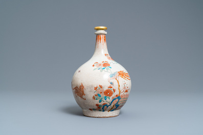 A Dutch-decorated Kakiemon-style Japanese Arita apothecary flask, Edo, 17/18th C.
