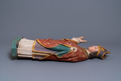 Une grande statue d'un &eacute;v&ecirc;que en ch&ecirc;ne sculpt&eacute; et polychrom&eacute;, 16&egrave;me