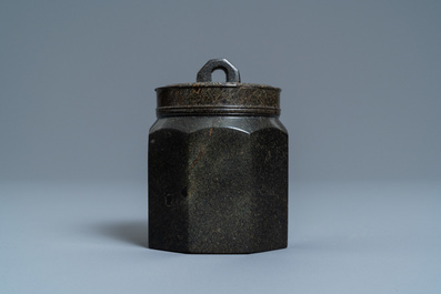 Un pot &agrave; tabac couvert en serpentine, Dresden, Allemagne, 17&egrave;me