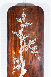 Een paar grote Vietnamese met parelmoer ingelegde houten plaques, 19e eeuw