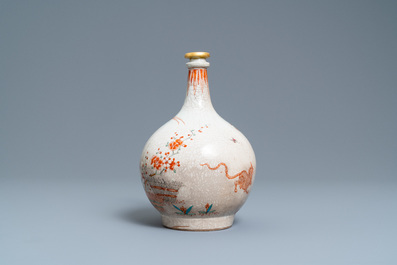 A Dutch-decorated Kakiemon-style Japanese Arita apothecary flask, Edo, 17/18th C.