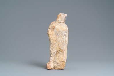 Une statue d'un Saint Ev&ecirc;que en pierre calcaire sculpt&eacute;e, fin du 15&egrave;me