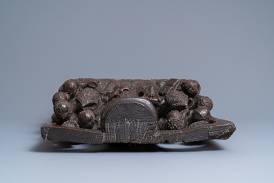 Un groupe en ch&ecirc;ne sculpt&eacute; repr&eacute;sentant la cons&eacute;cration d'un &eacute;v&ecirc;que, Nord de la France, vers 1500