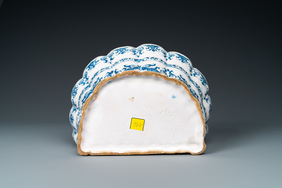 Een blauw-witte pique-fleurs, Moustiers, Frankrijk, 18e eeuw