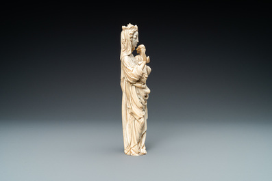 Een ivoren figuur van een Madonna met kind, wellicht Frankrijk, 19e eeuw