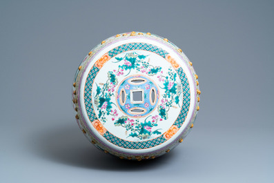 A Chinese famille rose 'ducks in a lotus pond' garden seat, 19th C.