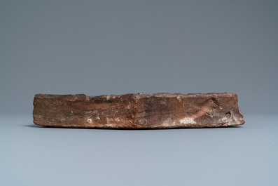 Une brique r&eacute;fractaire de chemin&eacute;e en terre cuite &agrave; d&eacute;cor du 'Jugement de Salomon', Anvers, dat&eacute;e 1577