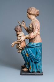 Une grande statue d'une Vierge &agrave; l&rsquo;enfant en bois sculpt&eacute; et polychrom&eacute;, 17&egrave;me