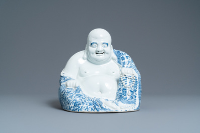 Een grote Chinese blauw-witte figuur van Boeddha, Fujian Huiguang merk, Republiek