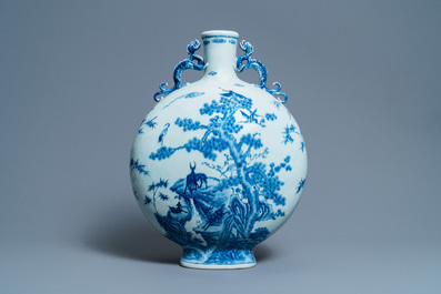 Een grote Chinese blauw-witte 'moonflask' vaas met herten, Qianlong merk en periode