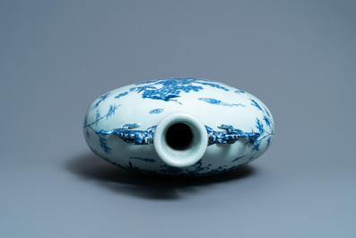 Een grote Chinese blauw-witte 'moonflask' vaas met herten, Qianlong merk en periode