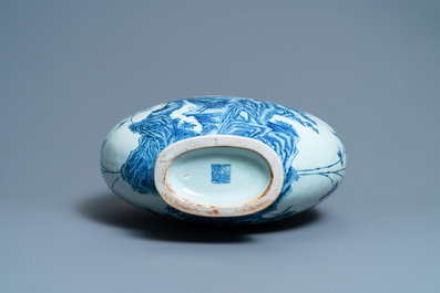 Een grote Chinese blauw-witte 'moonflask' vaas met herten, Qianlong merk en periode