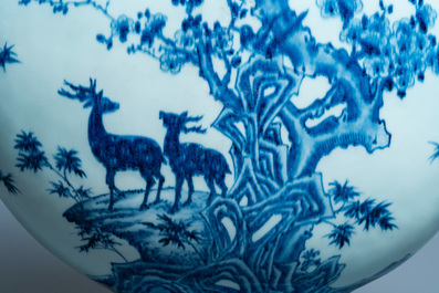 Een grote Chinese blauw-witte 'moonflask' vaas met herten, Qianlong merk en periode