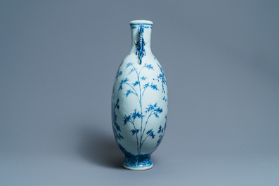 Een grote Chinese blauw-witte 'moonflask' vaas met herten, Qianlong merk en periode