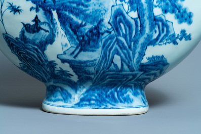 Een grote Chinese blauw-witte 'moonflask' vaas met herten, Qianlong merk en periode